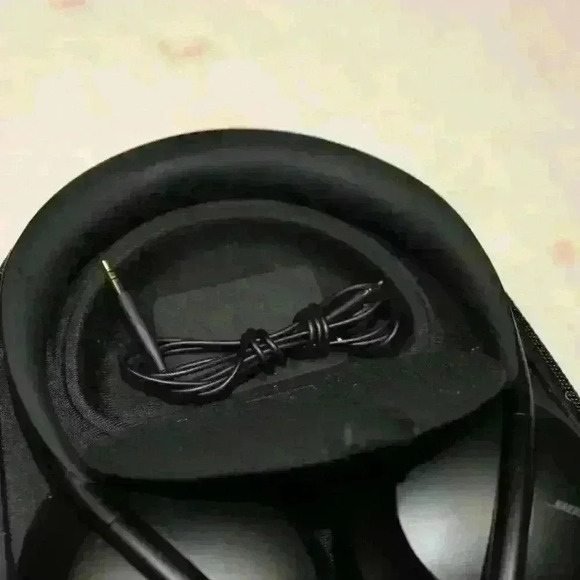 BOSE Noise Canceling 700 Headphones Over-Ear Wireless Bluetooth Built-In Mic - Picture 10 of 12